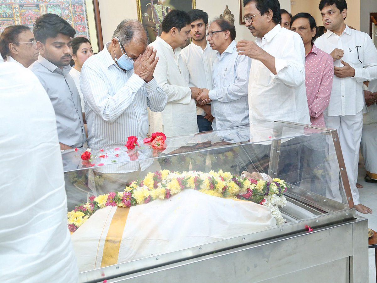 Stars politicians pay last respects to kalatapasvi k viswanath Photos - Sakshi32