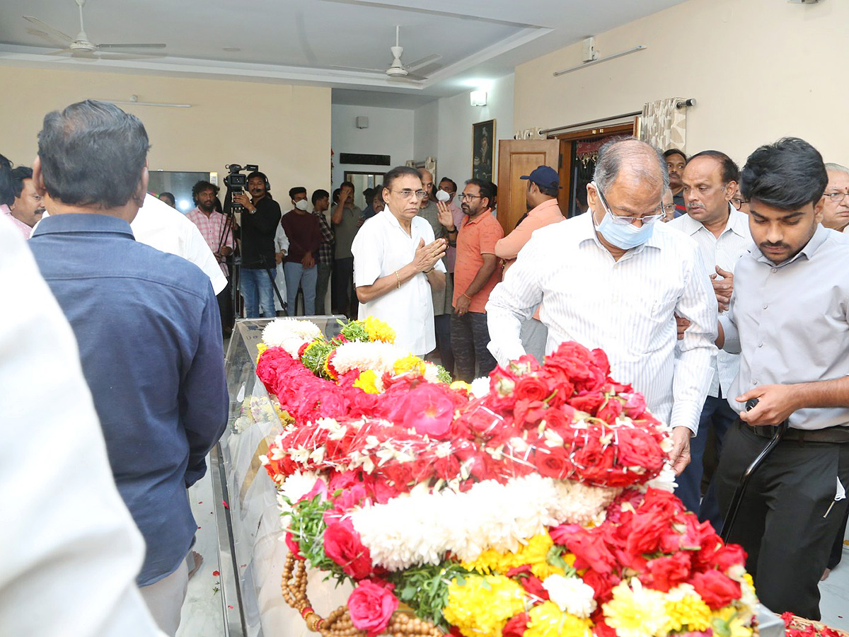 Stars politicians pay last respects to kalatapasvi k viswanath Photos - Sakshi33