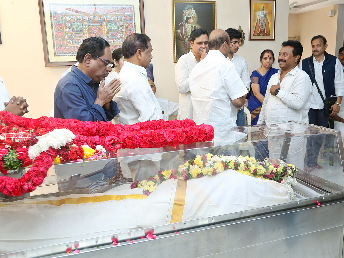 Stars politicians pay last respects to kalatapasvi k viswanath Photos - Sakshi34