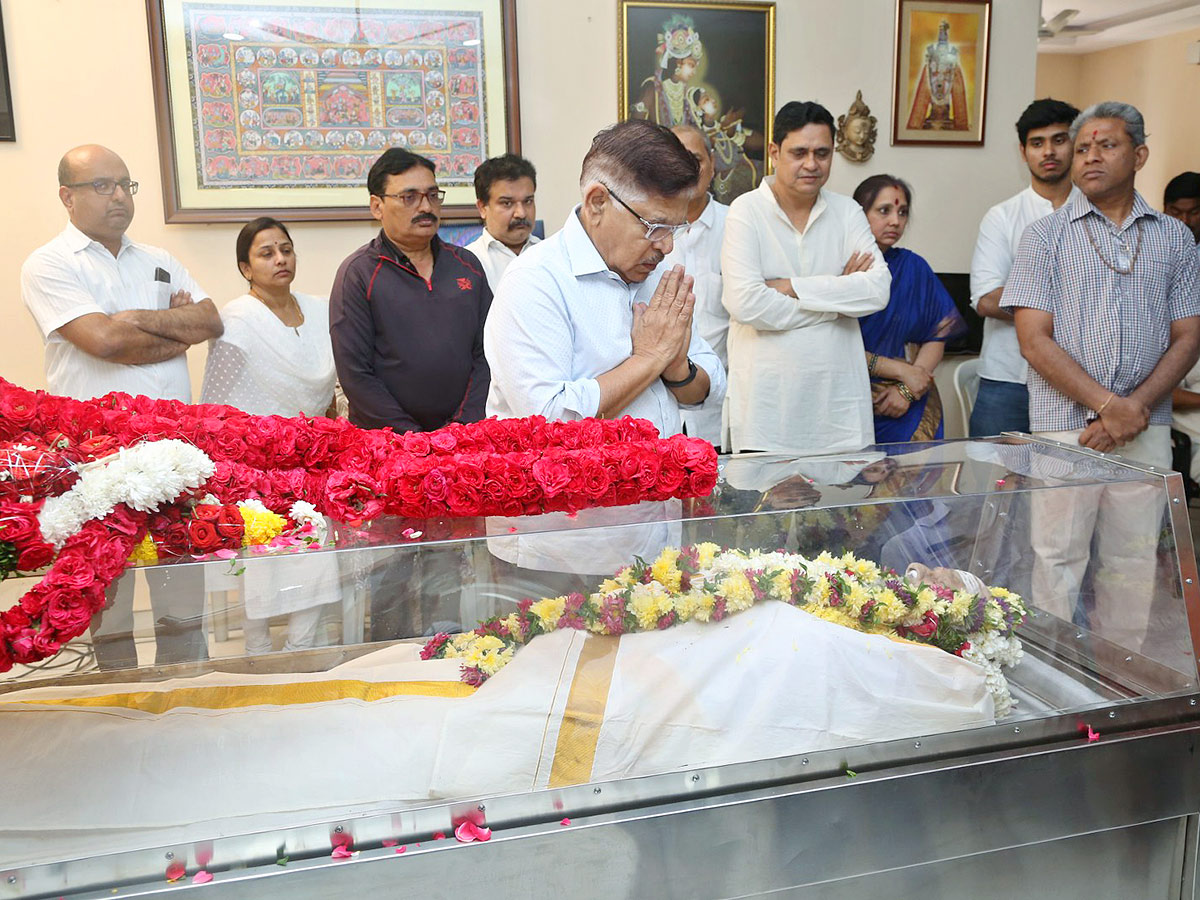 Stars politicians pay last respects to kalatapasvi k viswanath Photos - Sakshi35