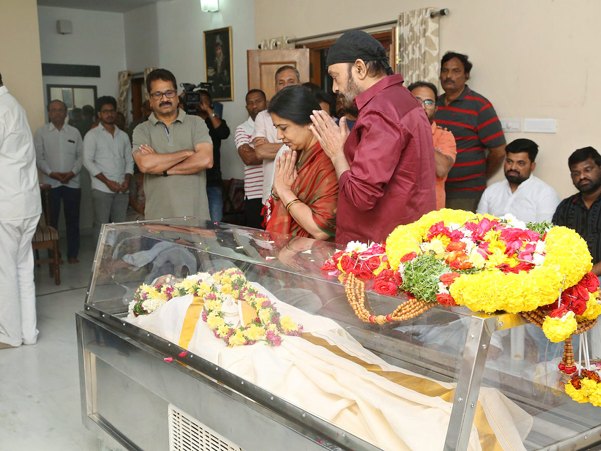 Stars politicians pay last respects to kalatapasvi k viswanath Photos - Sakshi37