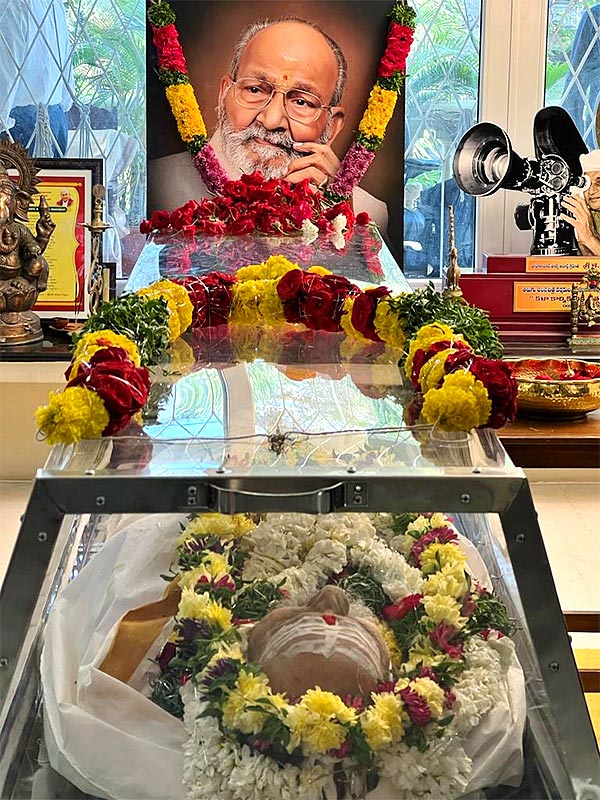 Stars politicians pay last respects to kalatapasvi k viswanath Photos - Sakshi38