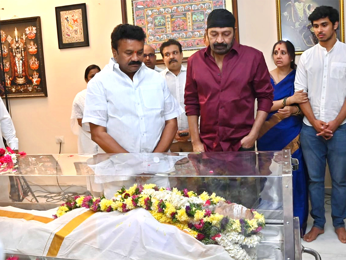 Stars politicians pay last respects to kalatapasvi k viswanath Photos - Sakshi4