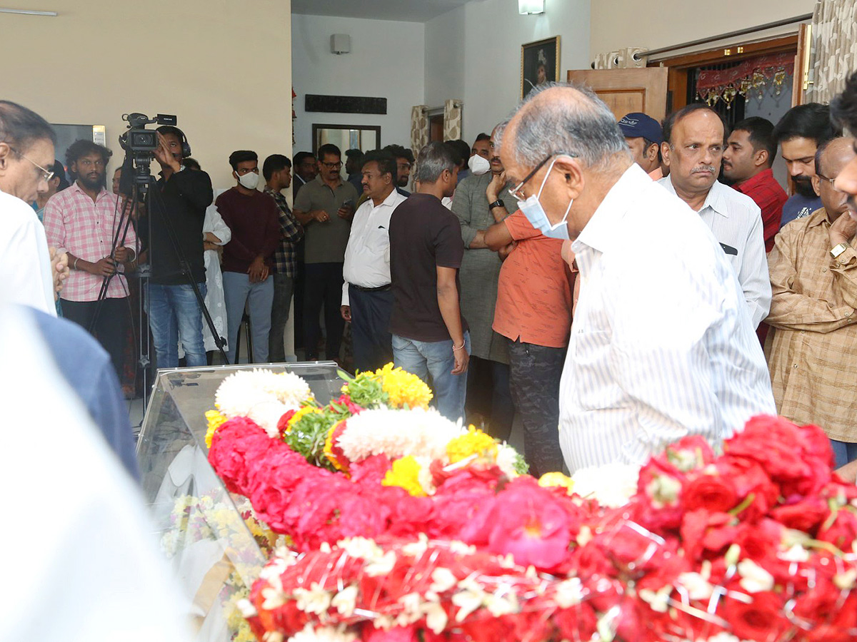 Stars politicians pay last respects to kalatapasvi k viswanath Photos - Sakshi5