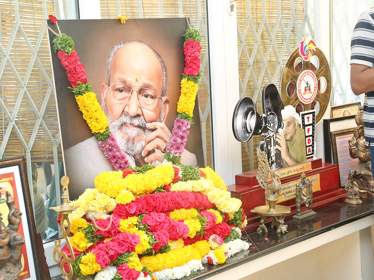 Stars politicians pay last respects to kalatapasvi k viswanath Photos - Sakshi6