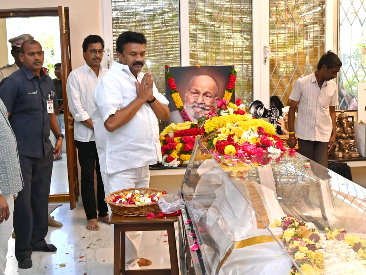 Stars politicians pay last respects to kalatapasvi k viswanath Photos - Sakshi7