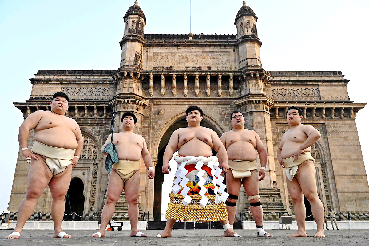 Japanese Sumo Wrestlers Pose In Mumbai  - Sakshi6