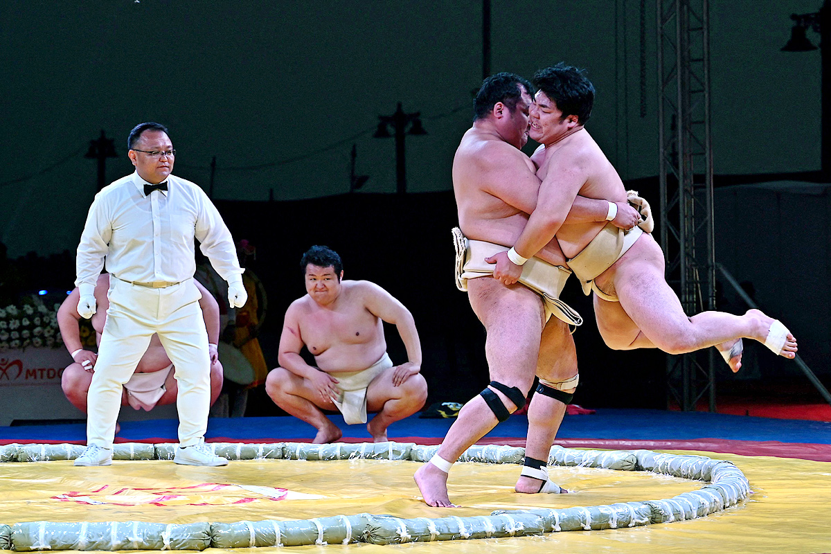 Japanese Sumo Wrestlers Pose In Mumbai  - Sakshi8