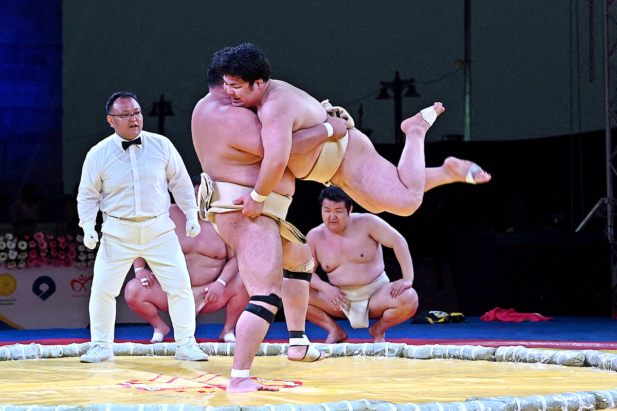 Japanese Sumo Wrestlers Pose In Mumbai  - Sakshi9