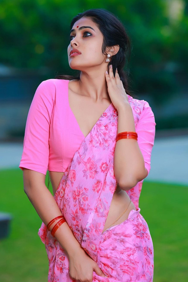 Divi Vadthya Poses a Silk Smitha Stills - Sakshi2