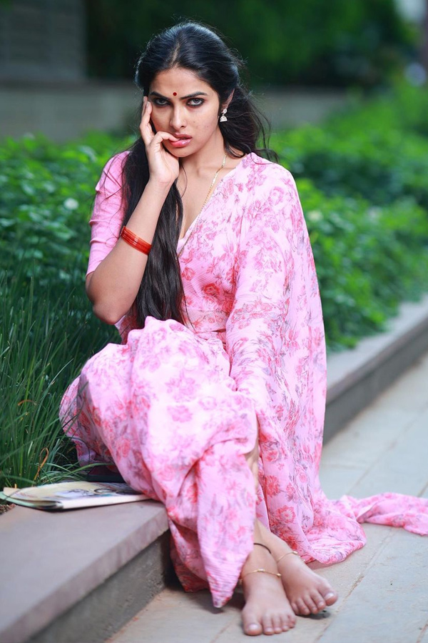 Divi Vadthya Poses a Silk Smitha Stills - Sakshi6