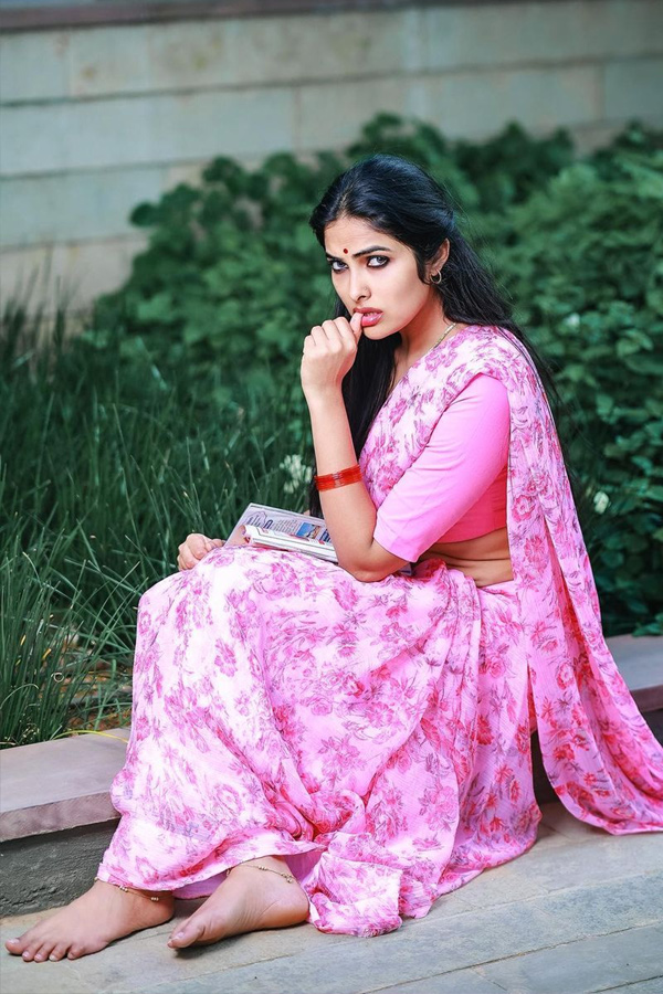 Divi Vadthya Poses a Silk Smitha Stills - Sakshi7