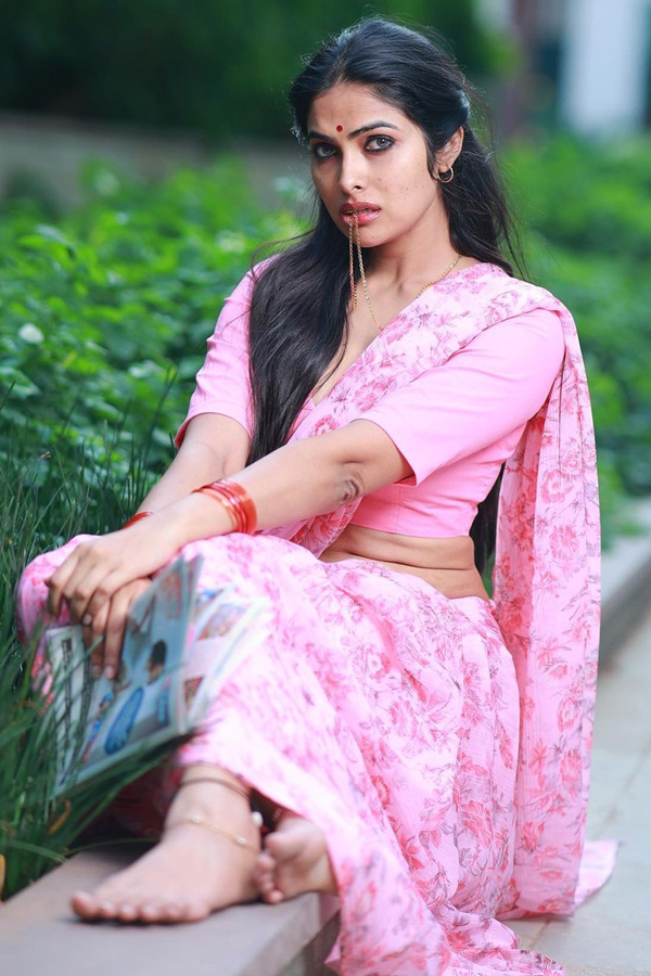 Divi Vadthya Poses a Silk Smitha Stills - Sakshi8