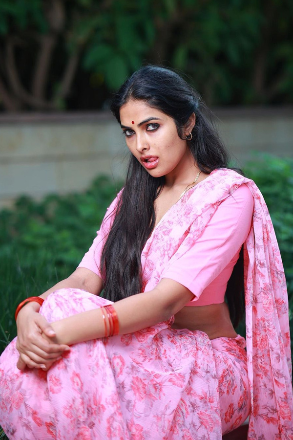 Divi Vadthya Poses a Silk Smitha Stills - Sakshi9
