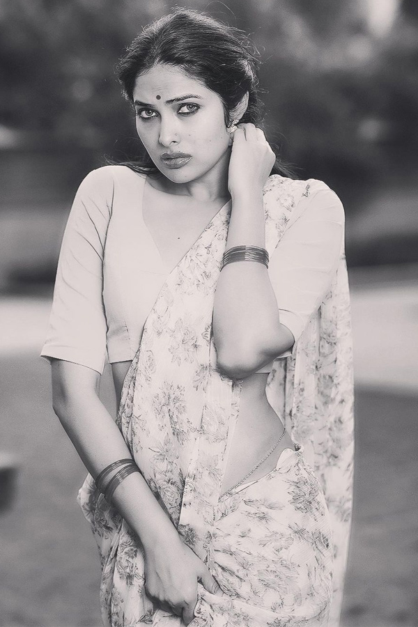 Divi Vadthya Poses a Silk Smitha Stills - Sakshi12