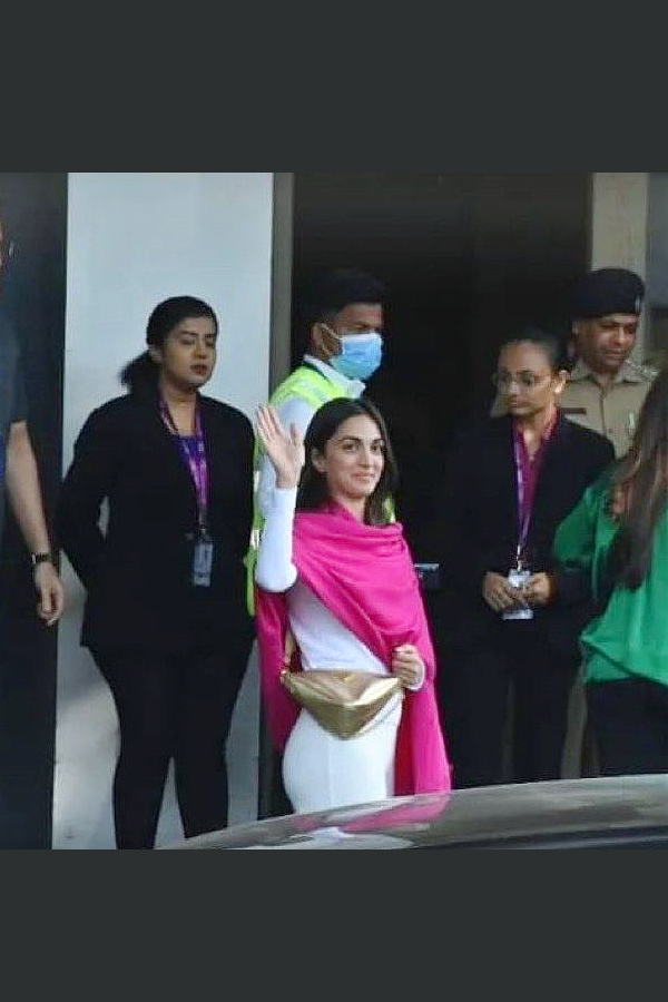 Kiara Advani spotted at airport as she leaves for wedding with Sidharth Malhotra PHotos - Sakshi4
