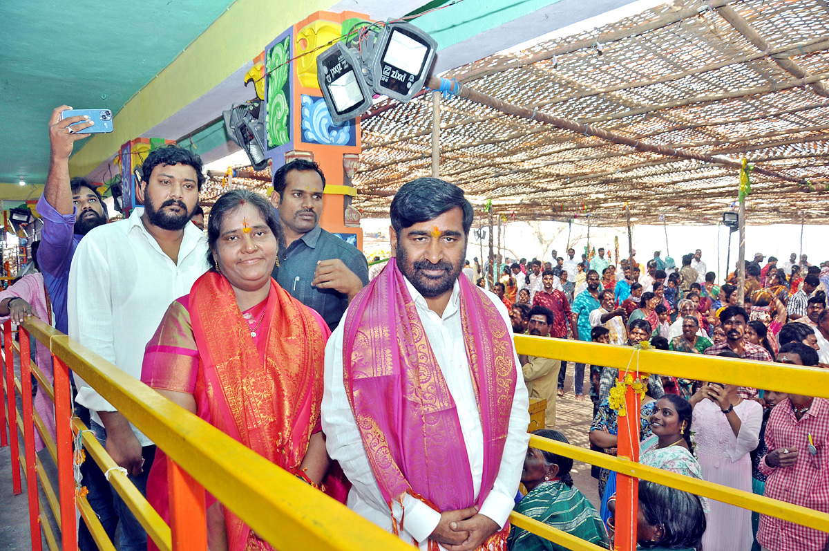 Huge Devotees Rush at Peddagattu Lingamanthula Swamy Jatara - Sakshi30