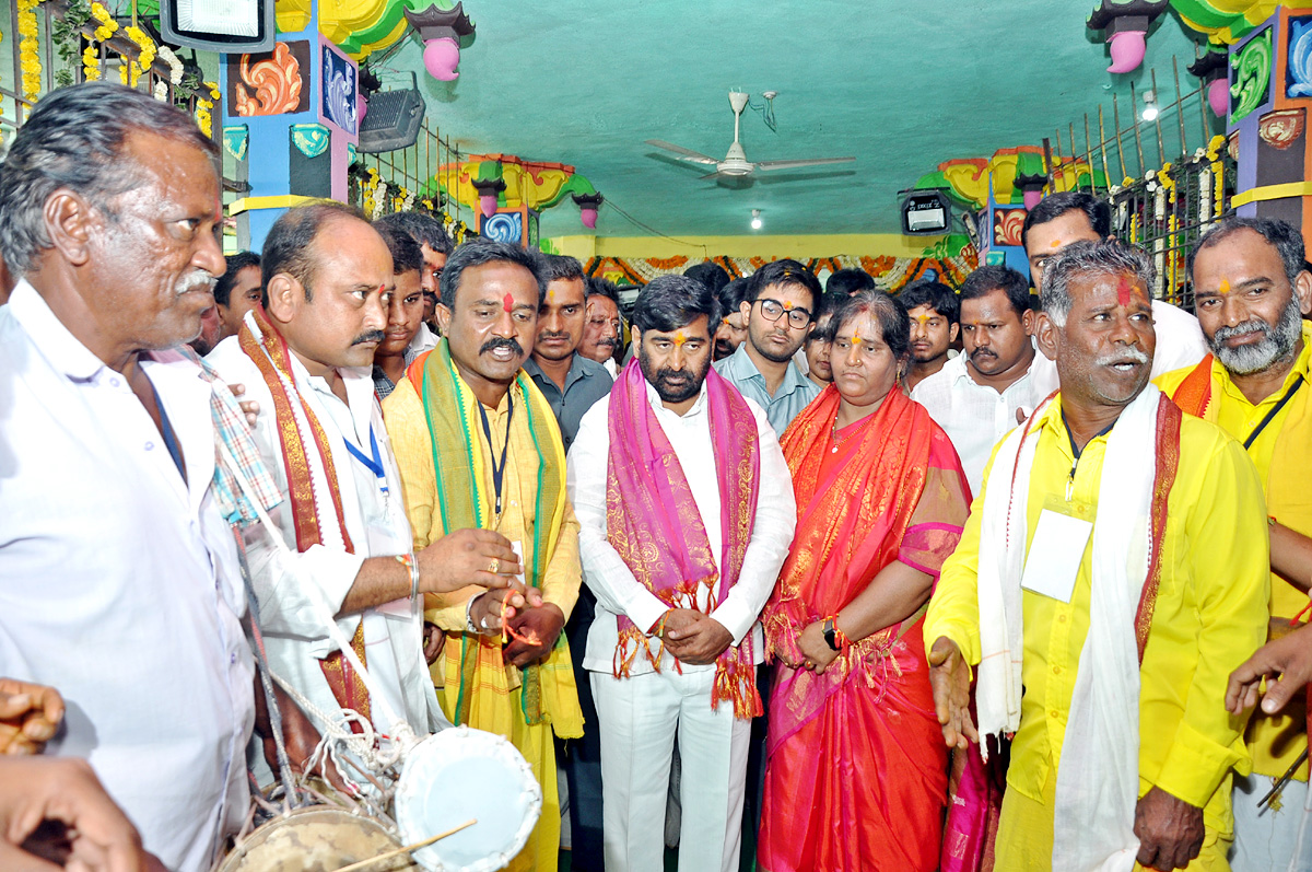 Huge Devotees Rush at Peddagattu Lingamanthula Swamy Jatara - Sakshi2