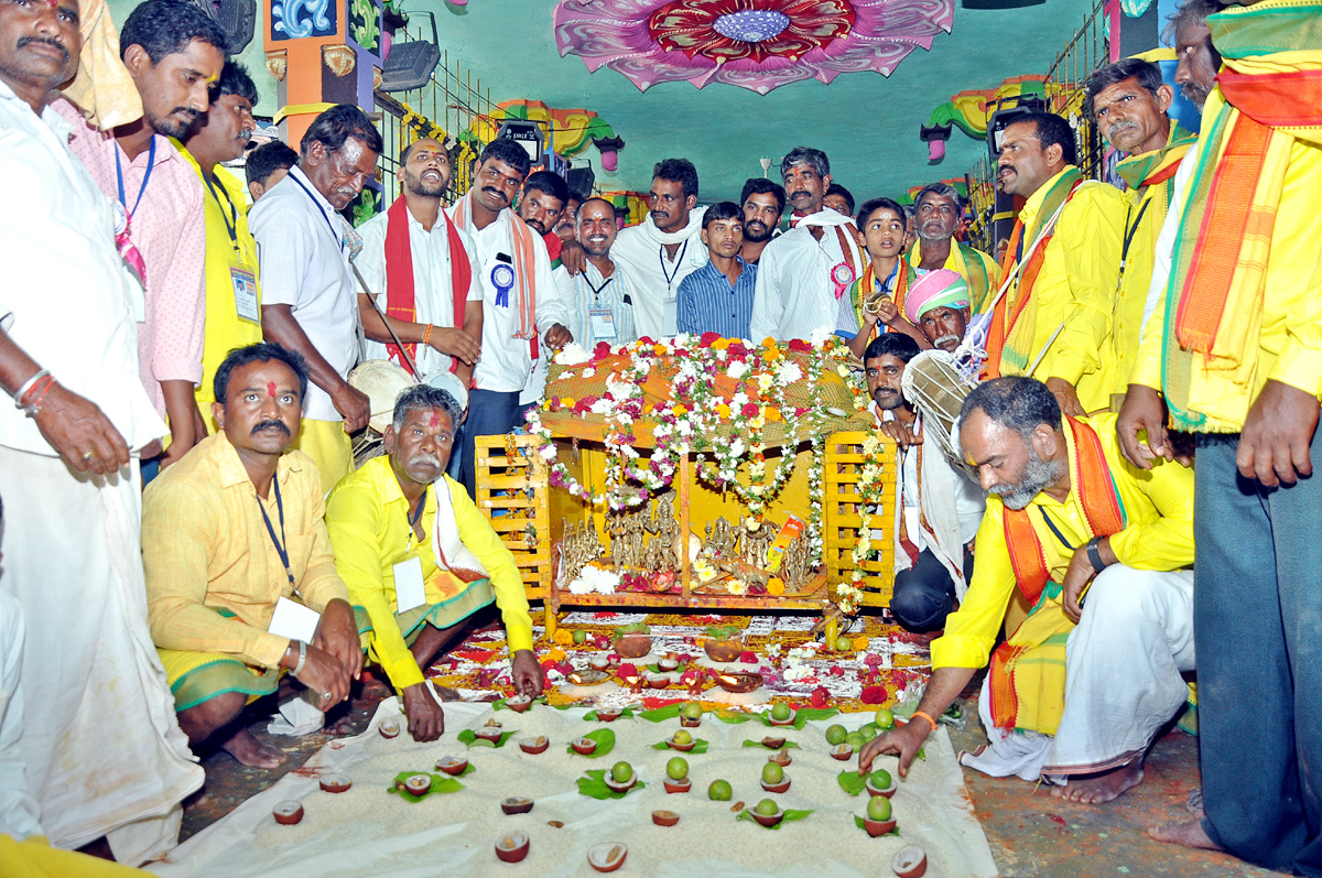 Huge Devotees Rush at Peddagattu Lingamanthula Swamy Jatara - Sakshi4