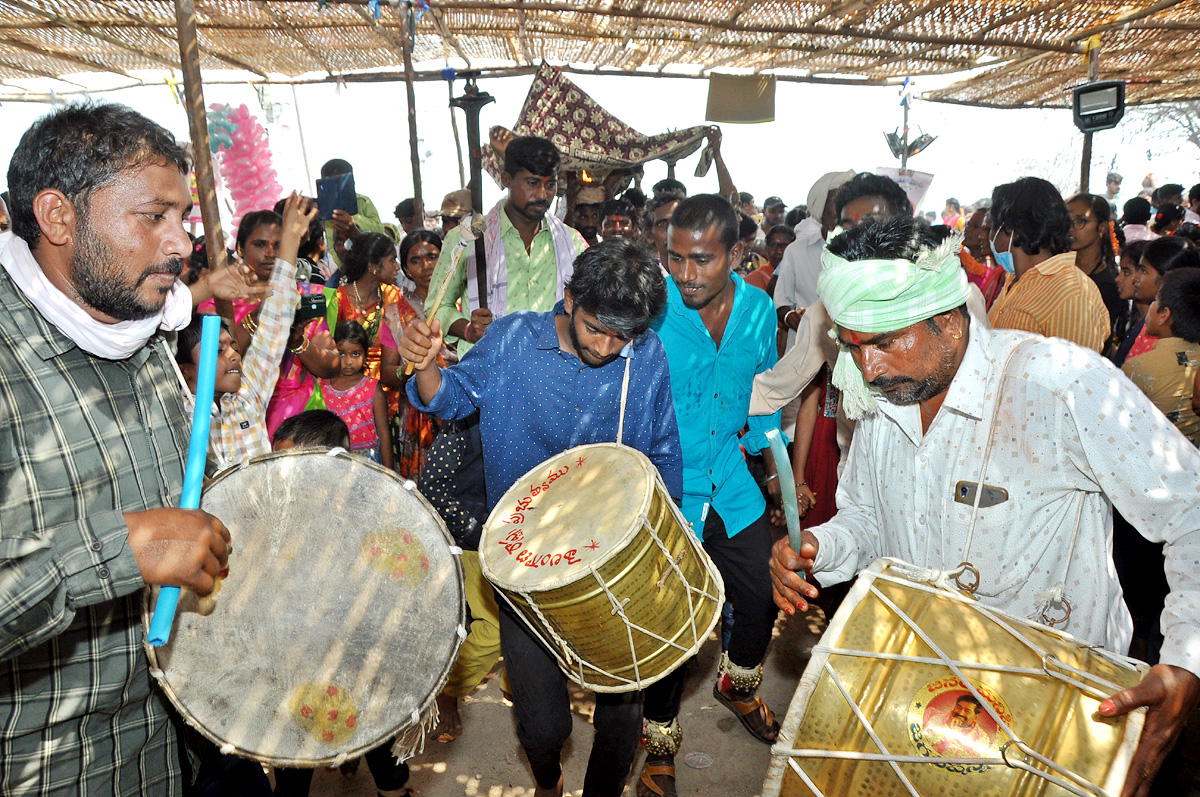 Huge Devotees Rush at Peddagattu Lingamanthula Swamy Jatara - Sakshi7