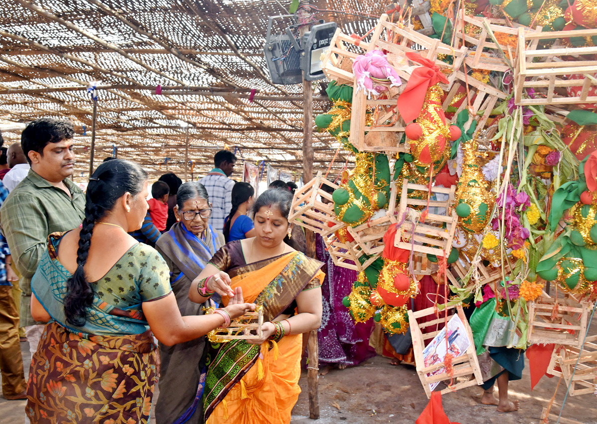 Huge Devotees Rush at Peddagattu Lingamanthula Swamy Jatara - Sakshi9