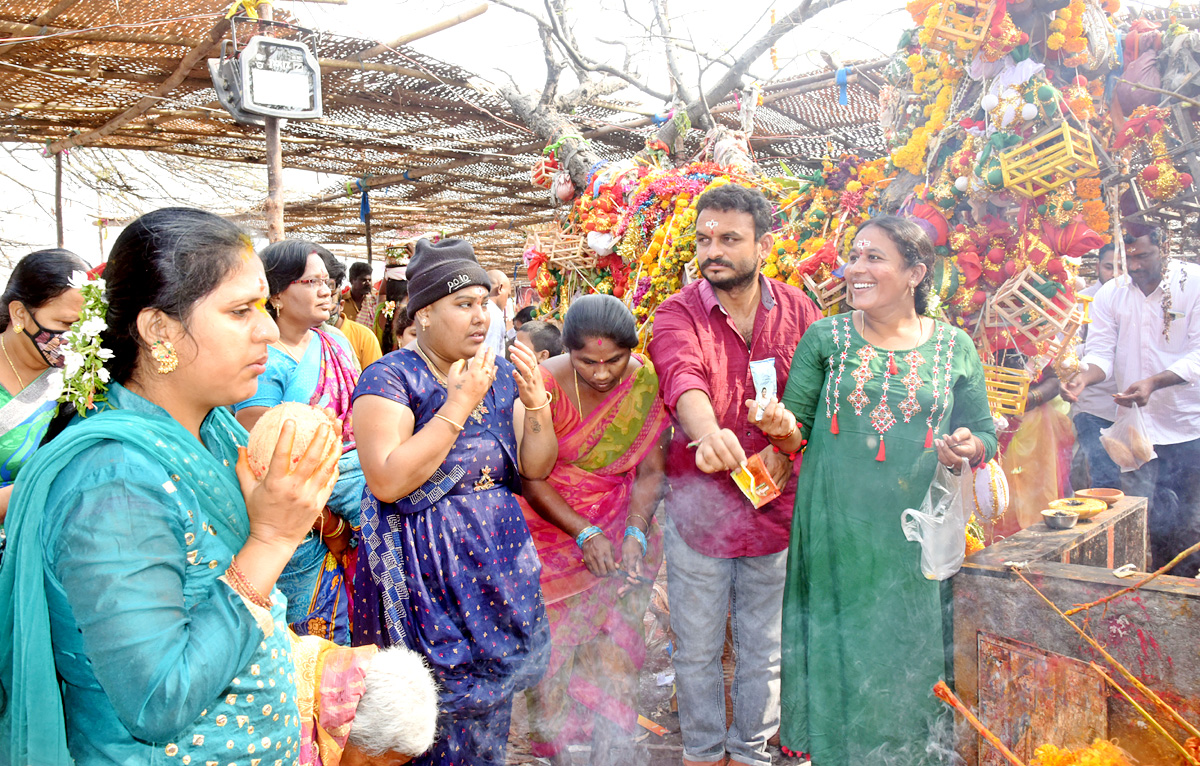 Huge Devotees Rush at Peddagattu Lingamanthula Swamy Jatara - Sakshi10