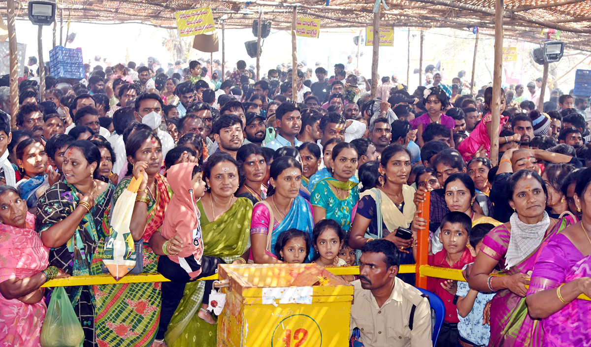 Huge Devotees Rush at Peddagattu Lingamanthula Swamy Jatara - Sakshi11