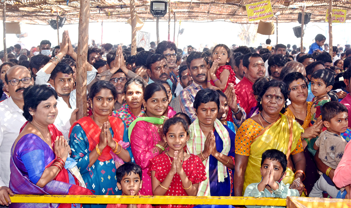 Huge Devotees Rush at Peddagattu Lingamanthula Swamy Jatara - Sakshi12