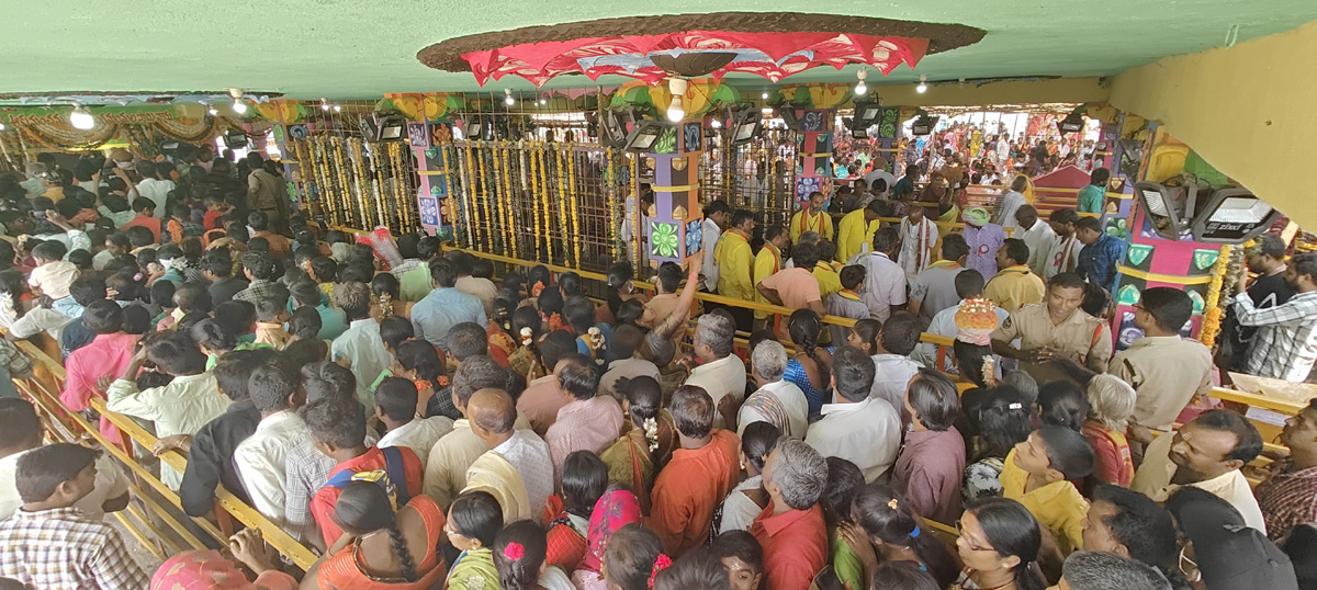 Huge Devotees Rush at Peddagattu Lingamanthula Swamy Jatara - Sakshi13