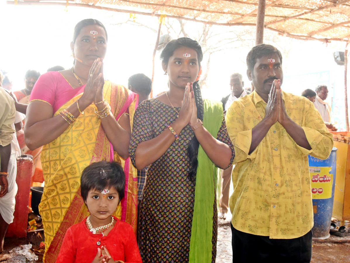 Huge Devotees Rush at Peddagattu Lingamanthula Swamy Jatara - Sakshi14