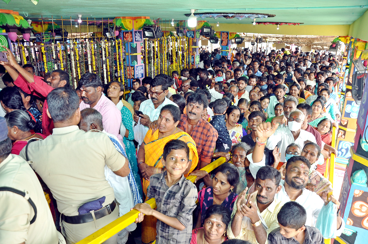 Huge Devotees Rush at Peddagattu Lingamanthula Swamy Jatara - Sakshi15