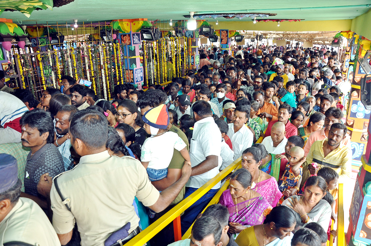 Huge Devotees Rush at Peddagattu Lingamanthula Swamy Jatara - Sakshi16