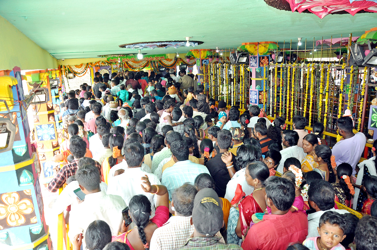 Huge Devotees Rush at Peddagattu Lingamanthula Swamy Jatara - Sakshi17