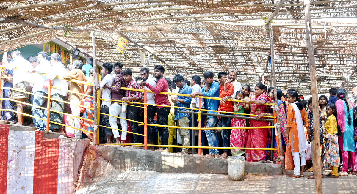 Huge Devotees Rush at Peddagattu Lingamanthula Swamy Jatara - Sakshi19