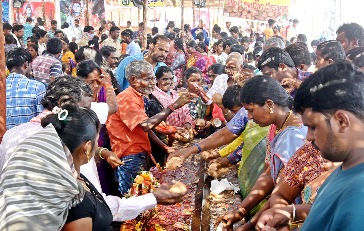 Huge Devotees Rush at Peddagattu Lingamanthula Swamy Jatara - Sakshi20