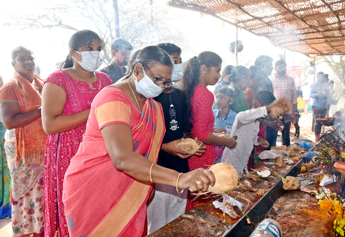 Huge Devotees Rush at Peddagattu Lingamanthula Swamy Jatara - Sakshi21