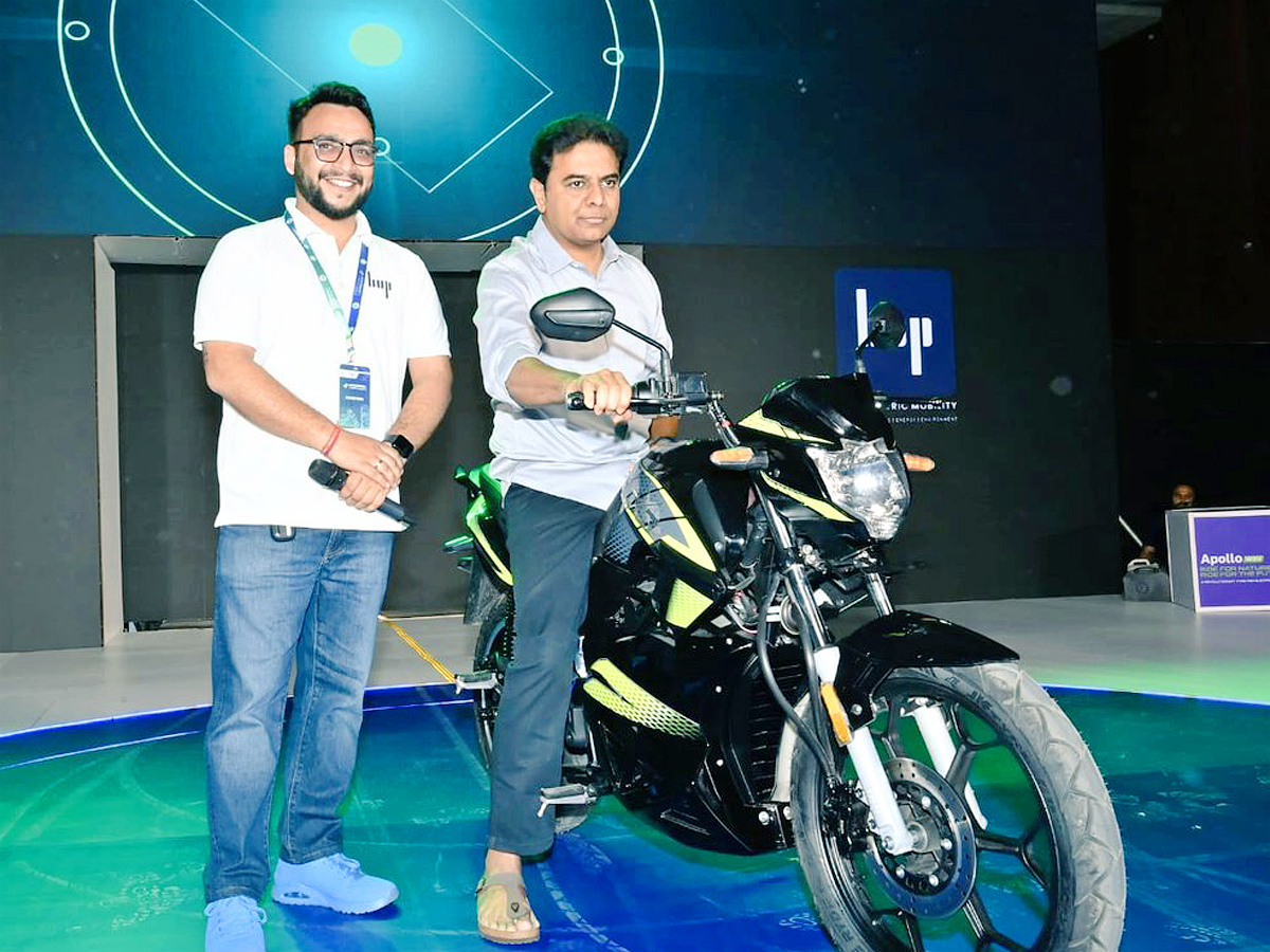 Hyderabad EMotor Show flagged off at Hitex by IT minister KTR Photos - Sakshi14