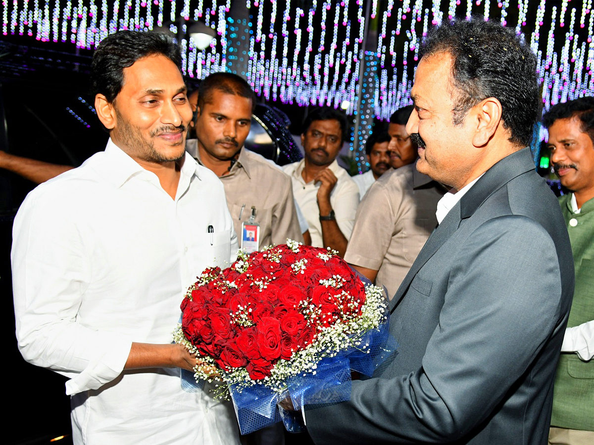 CM Jagan Attends Nidadavole MLA Srinivas Naidu Daughters Marriage - Sakshi7