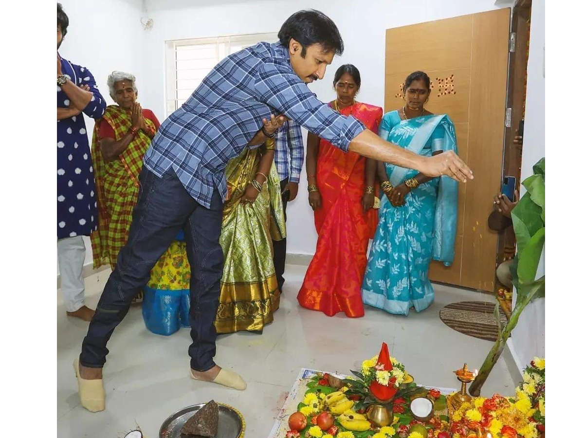 Hero Gopichand Visit His Assistant New Home Opening Ceremony Photos - Sakshi5