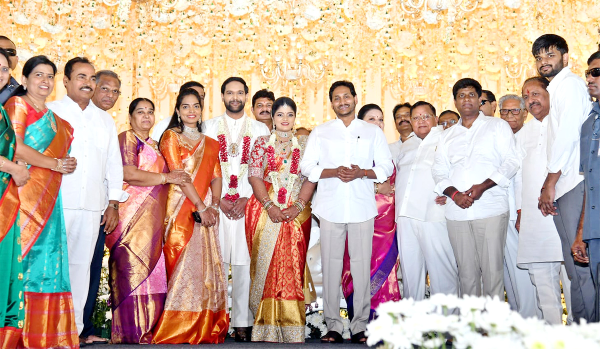 CM Jagan Attends Nidadavole MLA Srinivas Naidu Daughters Marriage - Sakshi1