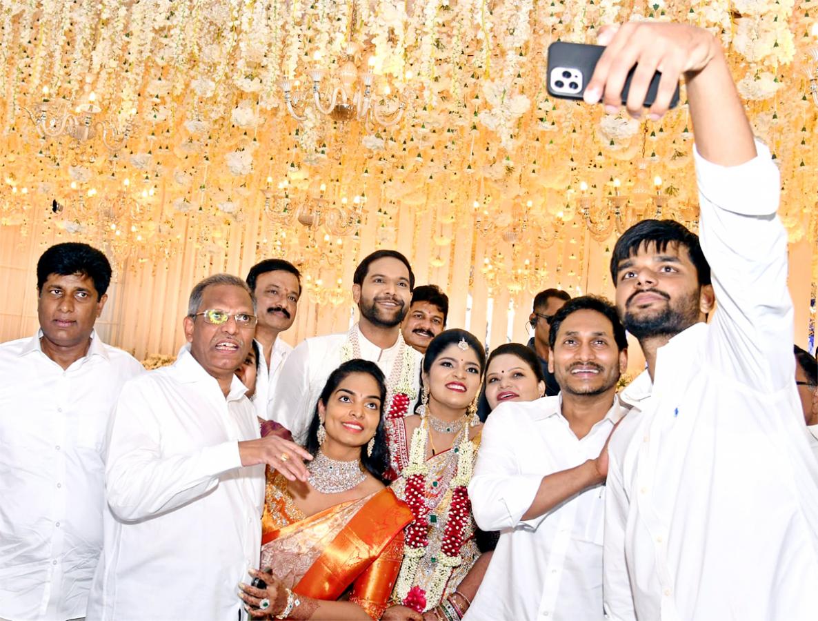 CM Jagan Attends Nidadavole MLA Srinivas Naidu Daughters Marriage - Sakshi2