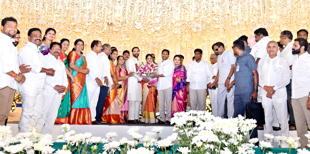 CM Jagan Attends Nidadavole MLA Srinivas Naidu Daughters Marriage - Sakshi4