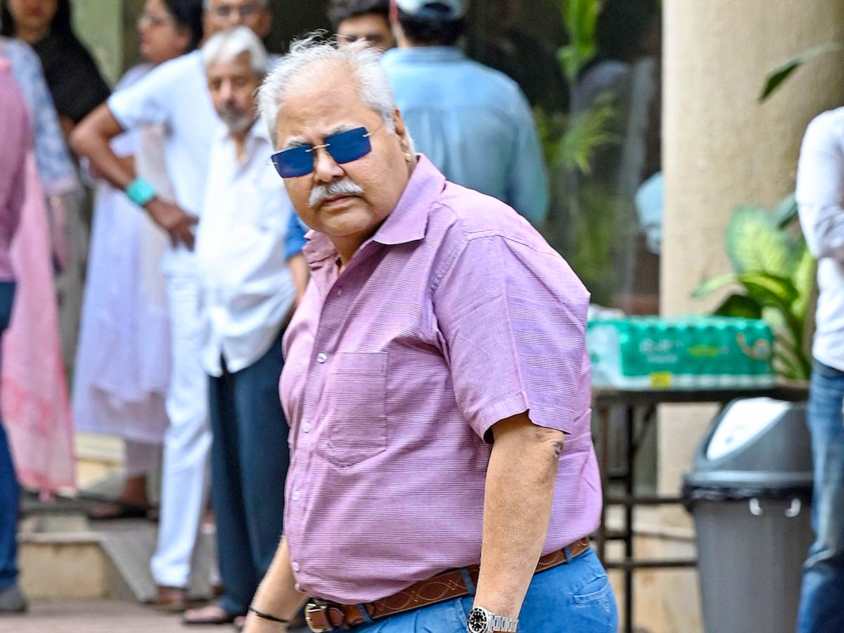 Bollywood Celebrities Pay Tribute To satish Kaushik At Funerals - Sakshi12