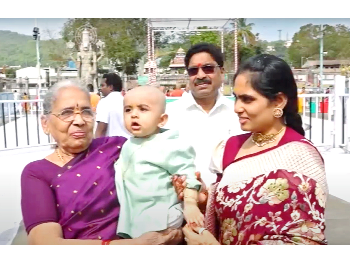 Dil Raju With His Family Visits Tirumala Temple Photos - Sakshi3