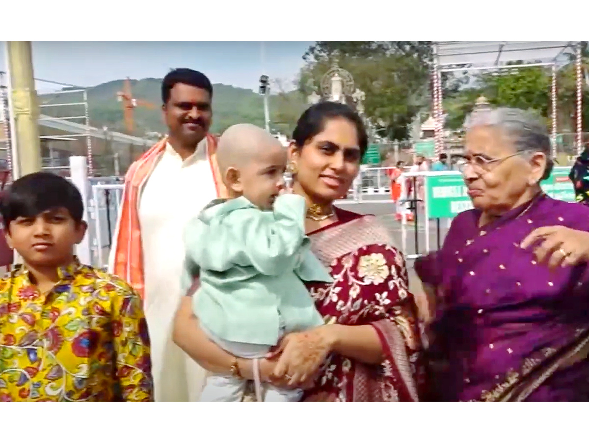 Dil Raju With His Family Visits Tirumala Temple Photos - Sakshi4