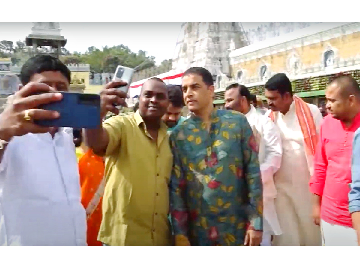 Dil Raju With His Family Visits Tirumala Temple Photos - Sakshi5