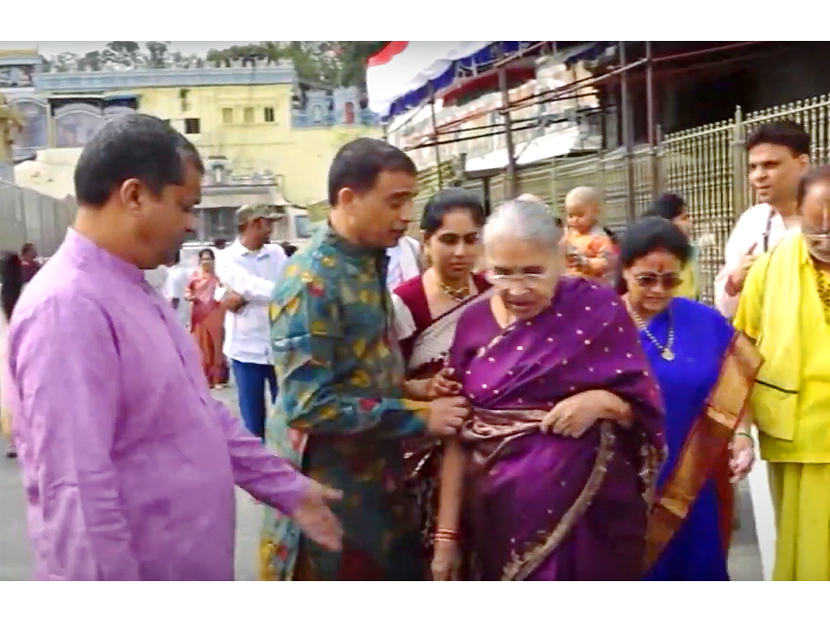 Dil Raju With His Family Visits Tirumala Temple Photos - Sakshi10