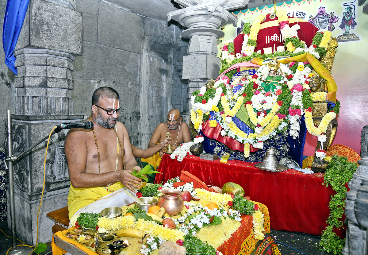 Huge Devotees Rush At Yadadri Sri Lakshmi Narasimha Swamy Temple - Sakshi4