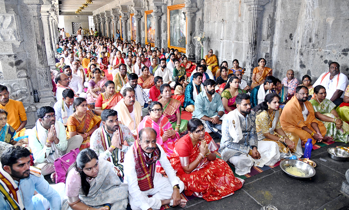 Huge Devotees Rush At Yadadri Sri Lakshmi Narasimha Swamy Temple - Sakshi2