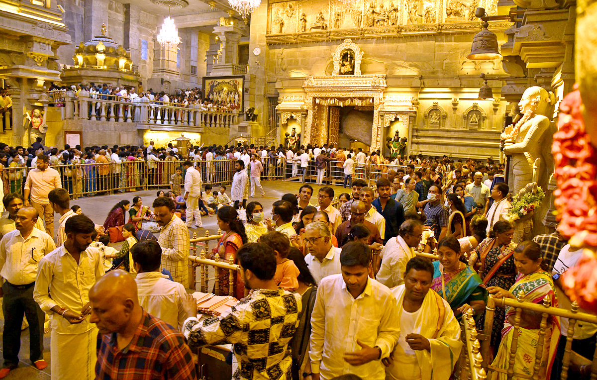 Huge Devotees Rush At Yadadri Sri Lakshmi Narasimha Swamy Temple - Sakshi3